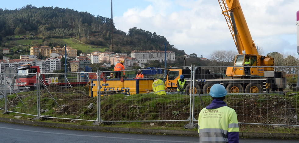 Las obras en el puente de Pontedeume se retoman con esperas de unos cinco minutos