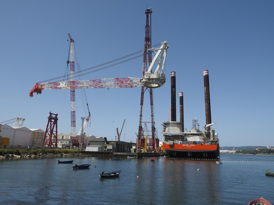 El "Brave Tern" abandona Ferrol tras casi un año actualizándose en Navantia