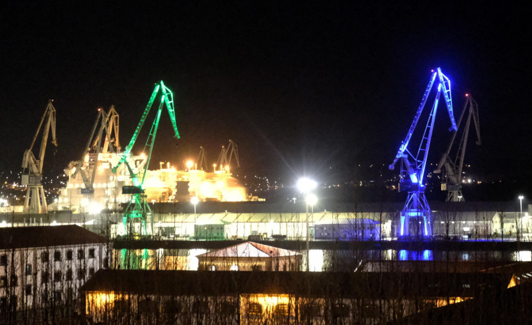 Las cigüeñas de Navantia se visten de colores por Navidad