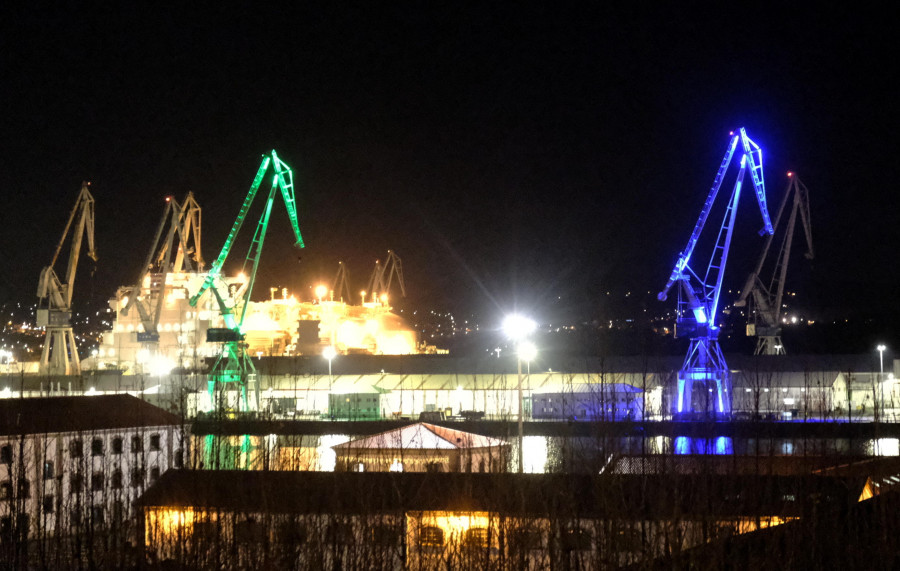 Las cigüeñas de Navantia se visten de colores por Navidad