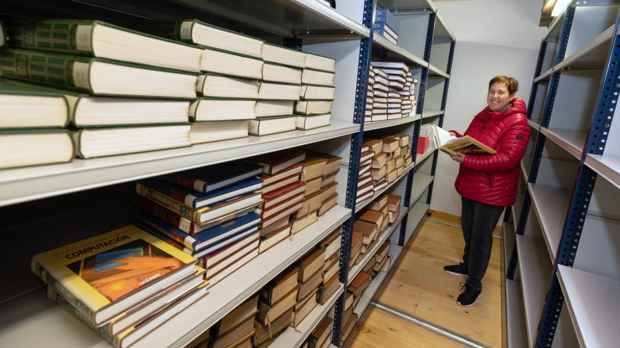 La biblioteca de San Sadurniño recibe a la subdelegada del Gobierno para felicitar su labor