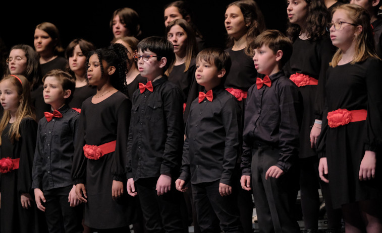 Los alumnos del Xan Viaño ofrecen conciertos en centros de mayores por Navidad