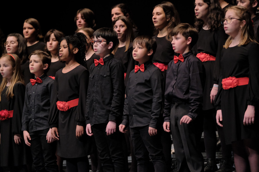 Los alumnos del Xan Viaño ofrecen conciertos en centros de mayores por Navidad