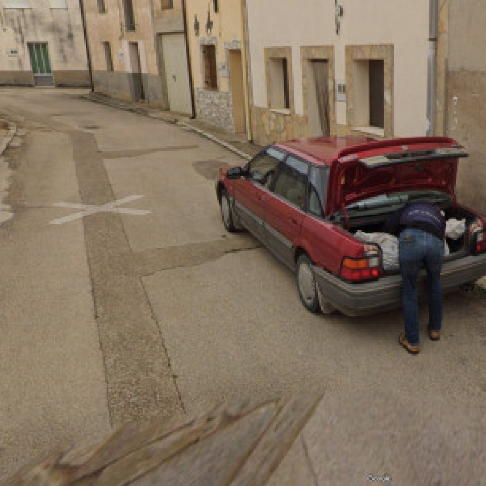 Una imagen de Google Maps capta a un hombre escondiendo un cadáver en un coche