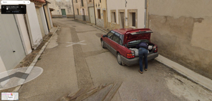 Una imagen de Google Maps capta a un hombre escondiendo un cadáver en un coche