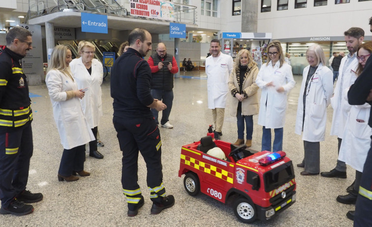 Un camión dos Bombeiros de Ferrol para ilusionar aos pequenos do Marcide