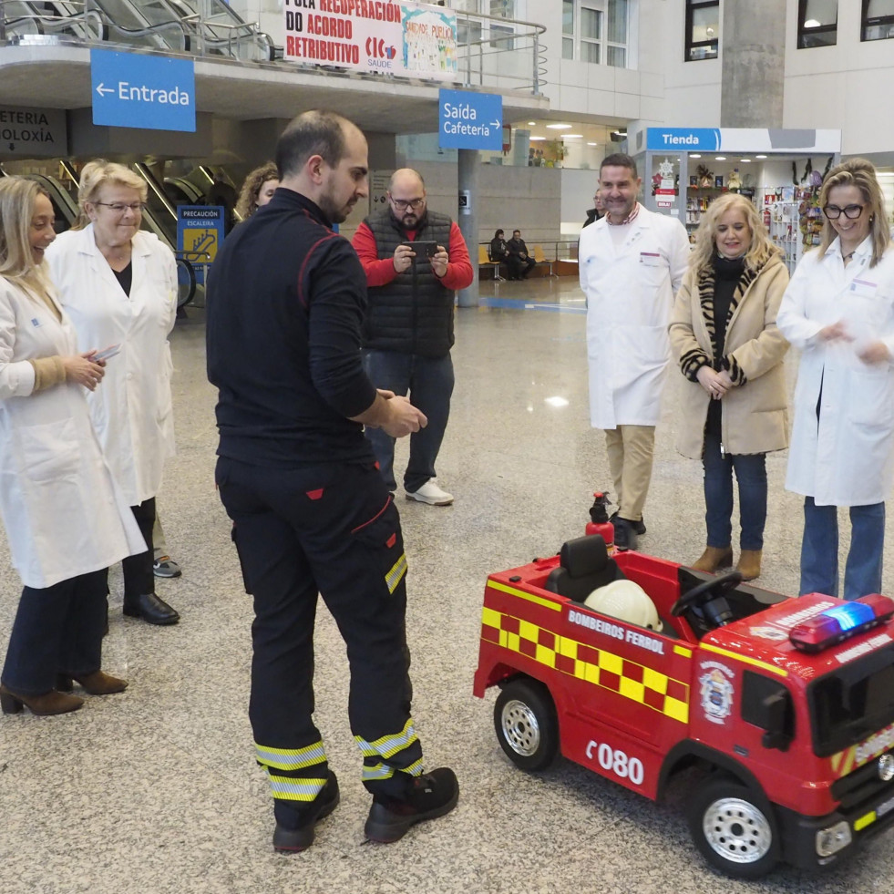 Un camión dos Bombeiros de Ferrol para ilusionar aos pequenos do Marcide