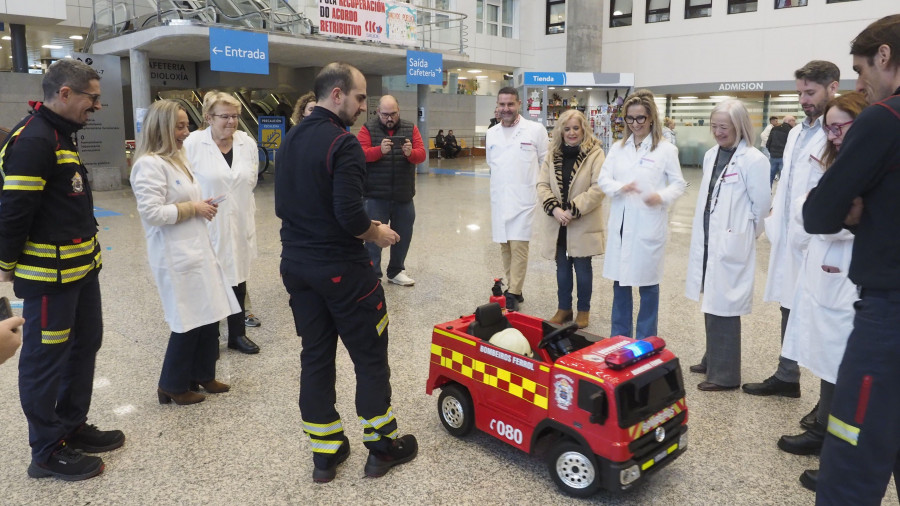 Un camión dos Bombeiros de Ferrol para ilusionar aos pequenos do Marcide