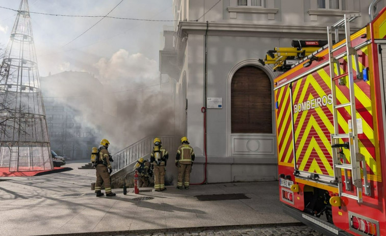 El incendio un transformador en el Concello de Ferrol moviliza a los Bomberos