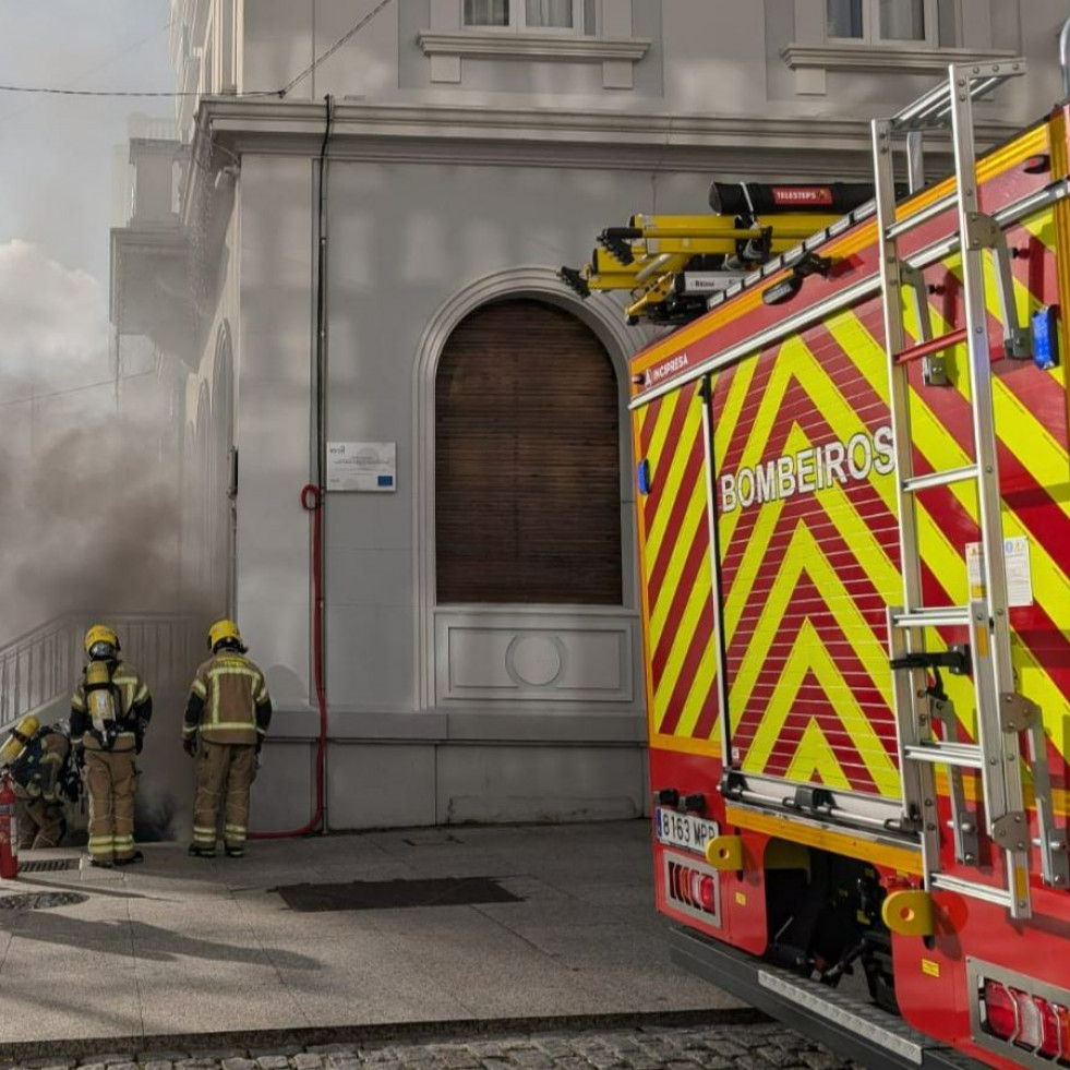 Un incendio en el ayuntamiento de Ferrol moviliza a los Bomberos