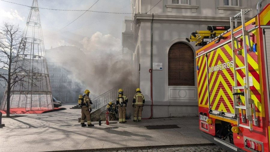 El incendio un transformador en el Concello de Ferrol moviliza a los Bomberos