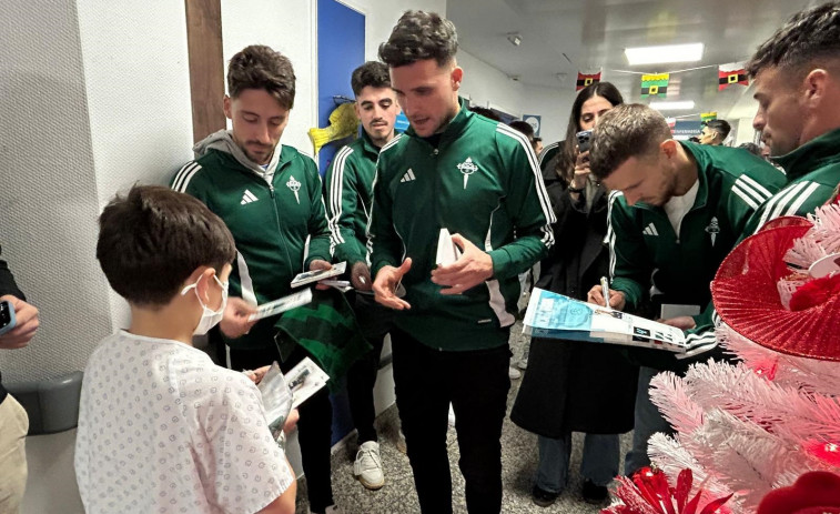 La plantilla verde visita a los niños en el Marcide