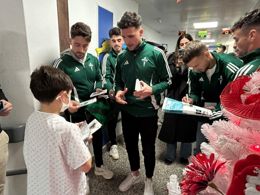 La plantilla verde visita a los niños en el Marcide