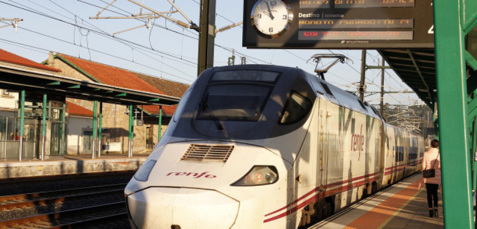 Un violento viajero empuja a una revisora contra la puerta del tren y lanza objetos a los que la socorren