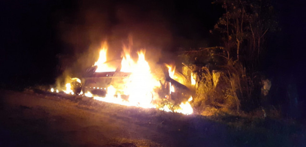 Arde en A Laracha un coche que había sido robado cinco días antes