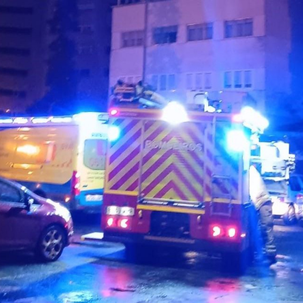 Cinco intoxicados, dos de ellos menores, en un incendio en la avenida Castelao de Ferrol