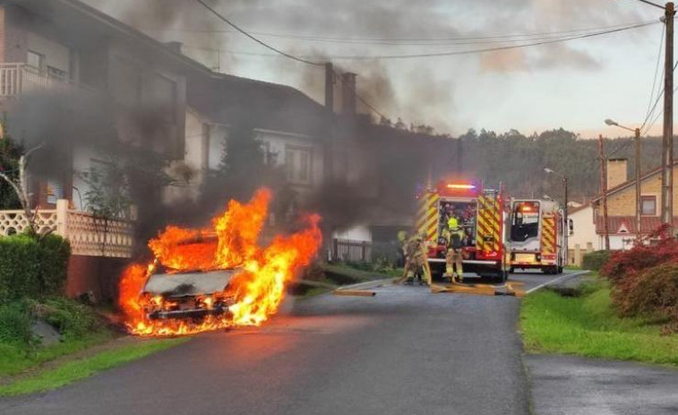 El Speis apaga un coche en llamas en la parroquia naronesa de San Mateo