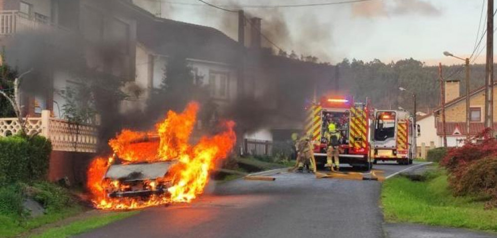 El Speis apaga un coche en llamas en la parroquia naronesa de San Mateo