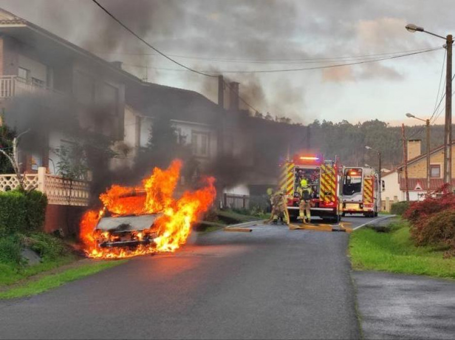 El Speis apaga un coche en llamas en la parroquia naronesa de San Mateo