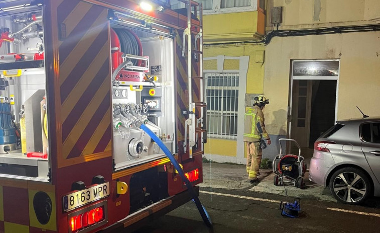 Los bomberos sofocan un incendio en una cocina de Serantes