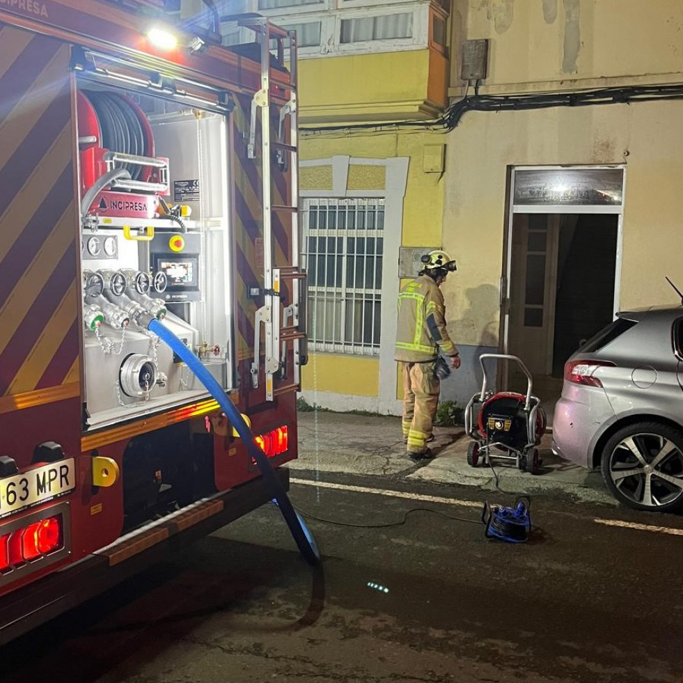 Los bomberos sofocan un incendio en una cocina de Serantes