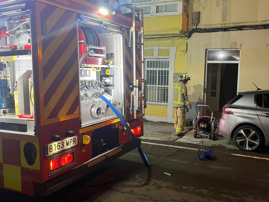 Los bomberos sofocan un incendio en una cocina de Serantes