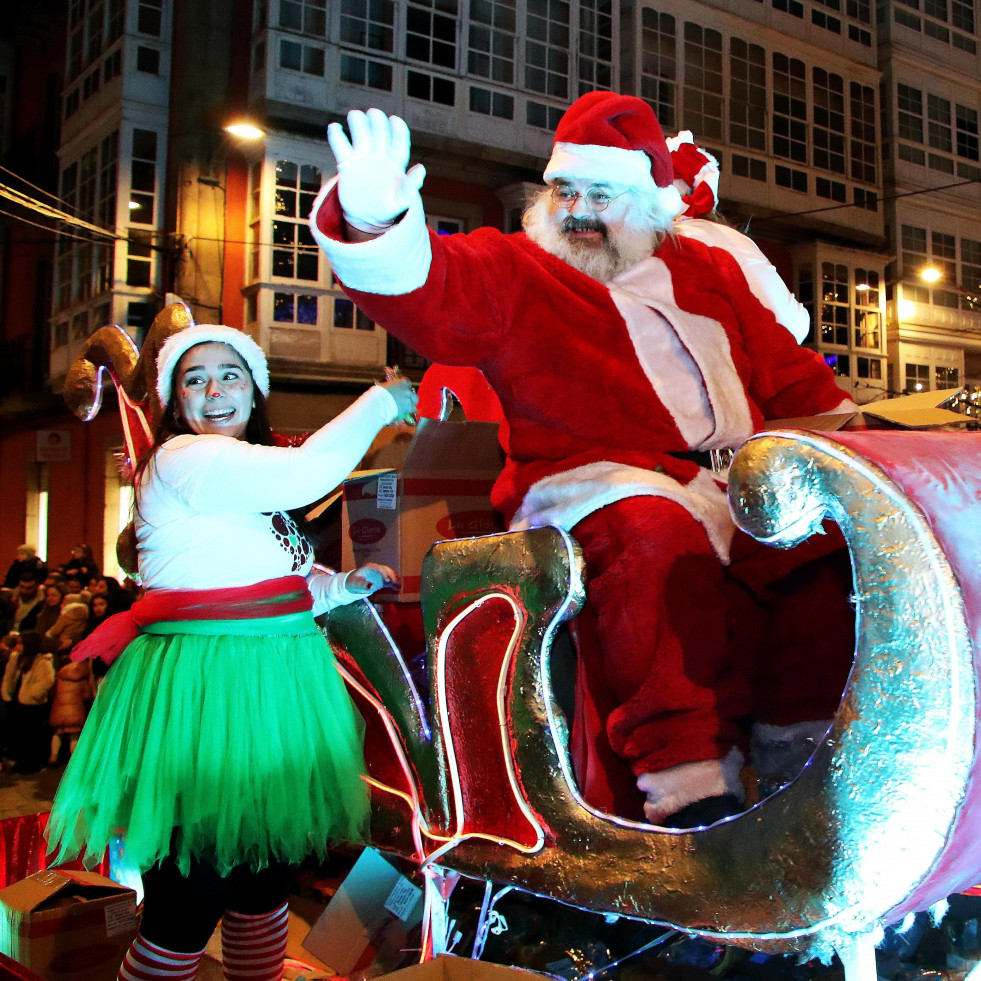 Centenares de niños recibieron a Papá Noel con los brazos abiertos a lo largo del desfile por la ciudad