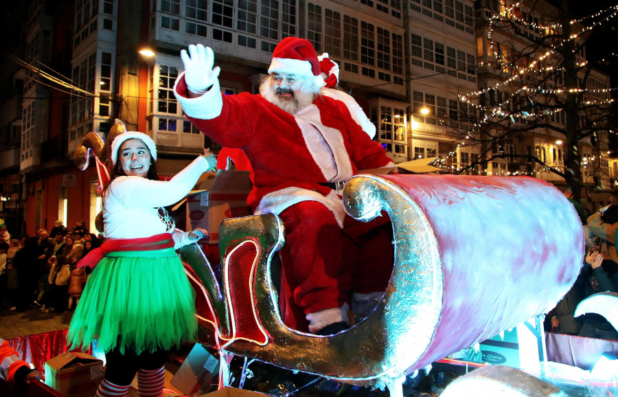 Centenares de niños recibieron a Papá Noel con los brazos abiertos a lo largo del desfile por la ciudad