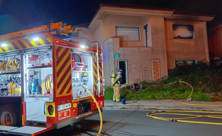 Los bomberos de Ferrol intervienen en un inmueble abandonado de Ciudad Jardín