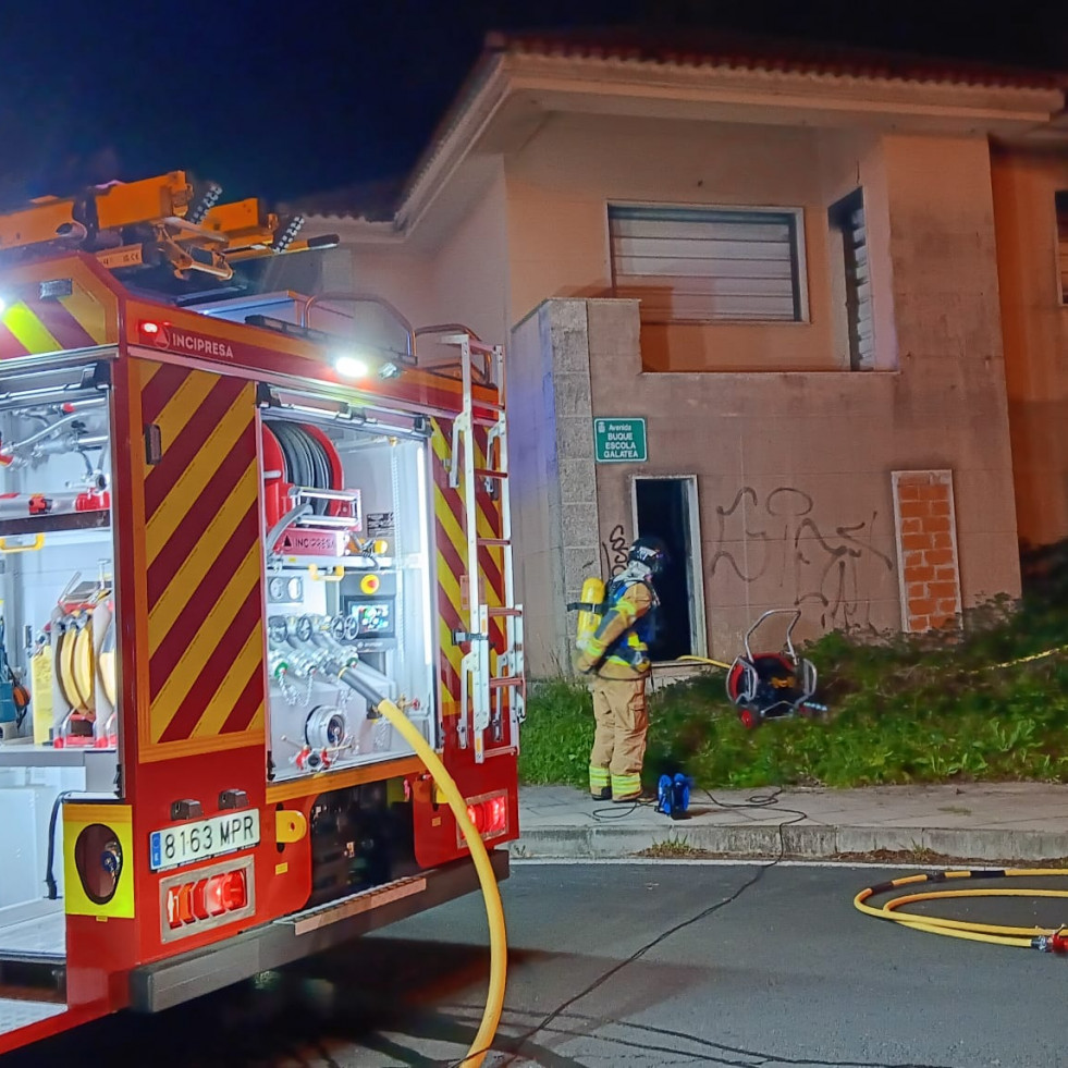 Los bomberos de Ferrol intervienen en un inmueble abandonado de Ciudad Jardín