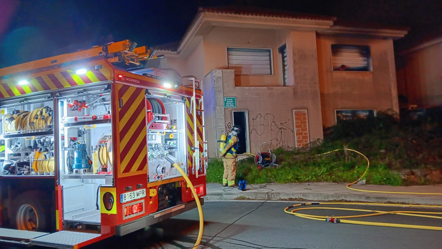 Los bomberos de Ferrol intervienen en un inmueble abandonado de Ciudad Jardín