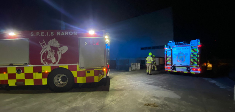 Los bomberos del Speis actúan en una nave en la carretera de San Xiao, en Narón