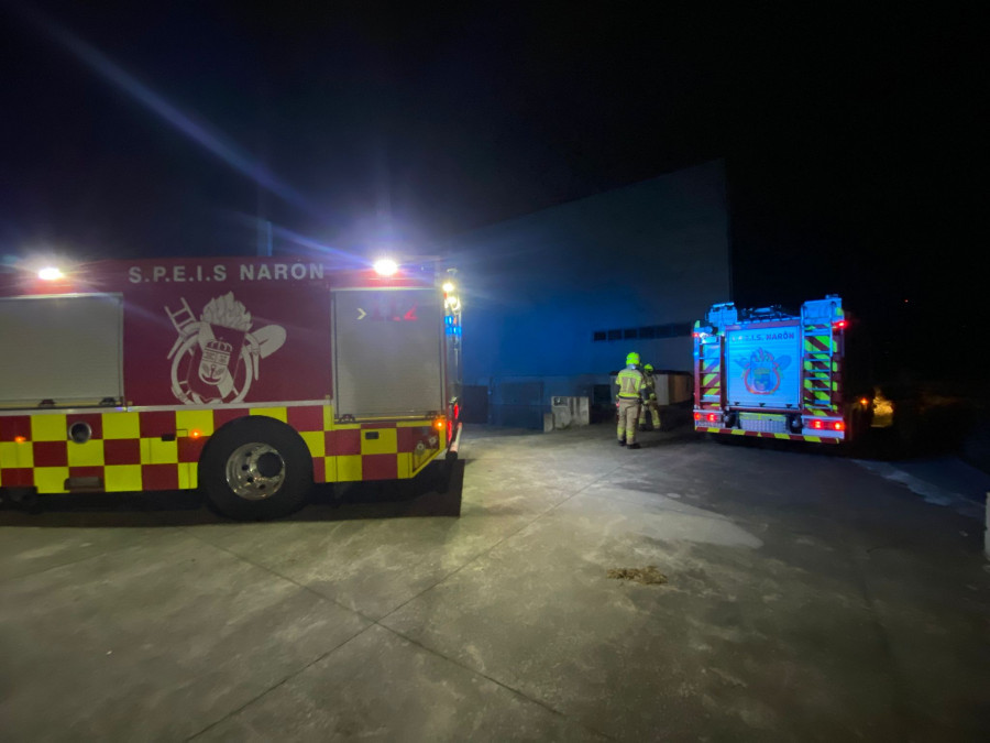 Los bomberos del Speis actúan en una nave en la carretera de San Xiao, en Narón