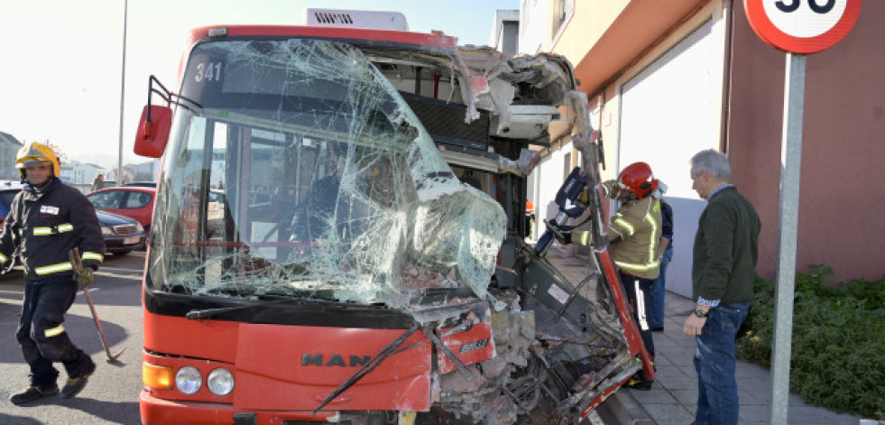 Un autobús urbano de A Coruña choca contra una casa en Meicende