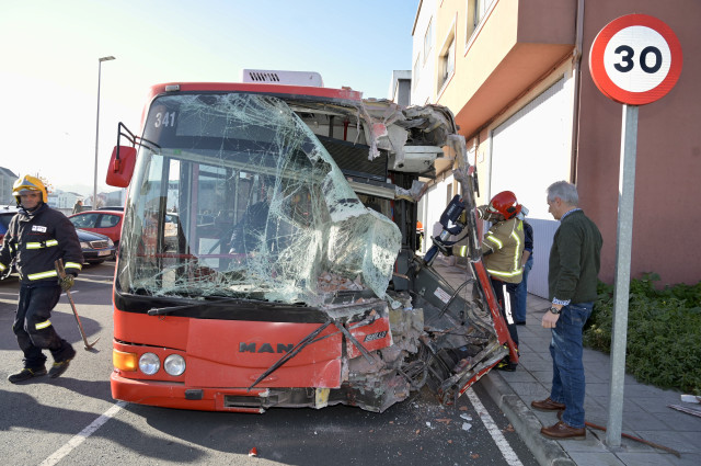 AutobsurbanodeACoruachocacontraunacasadeMeicendeJavierAlbors3