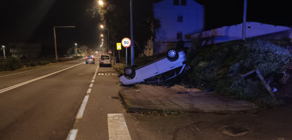 Dos jóvenes heridos tras volcar el coche en el que viajaban en O Grove