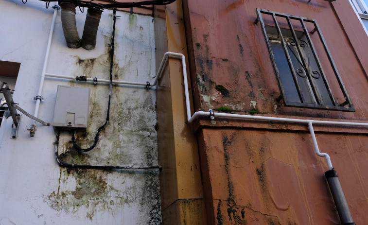 Vecinos de Recimil denuncian que el Concello lleva meses sin reparar una fuga de agua