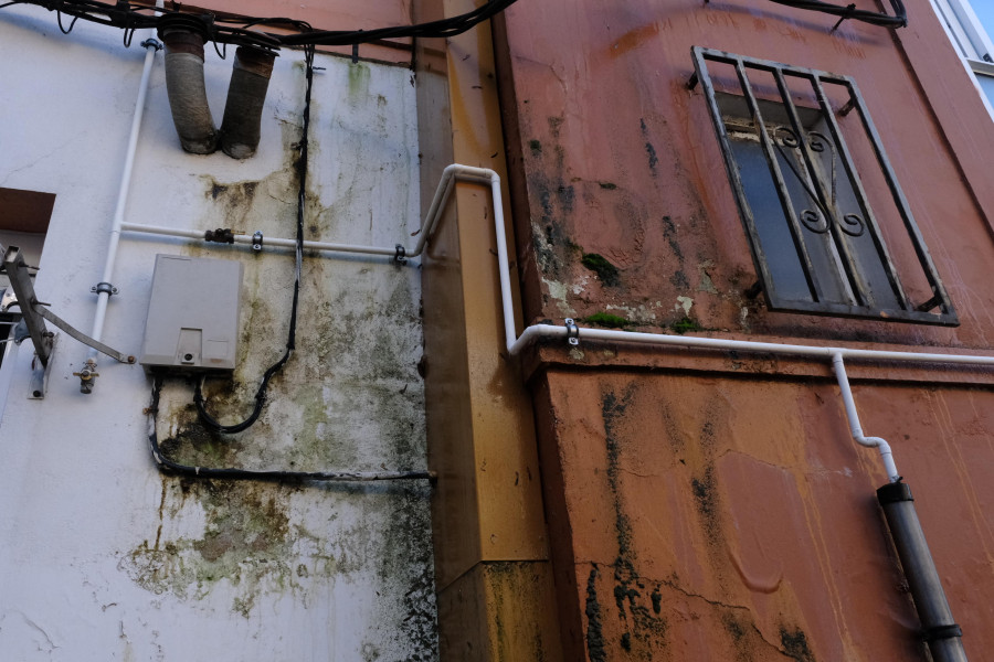 Vecinos de Recimil denuncian que el Concello lleva meses sin reparar una fuga de agua