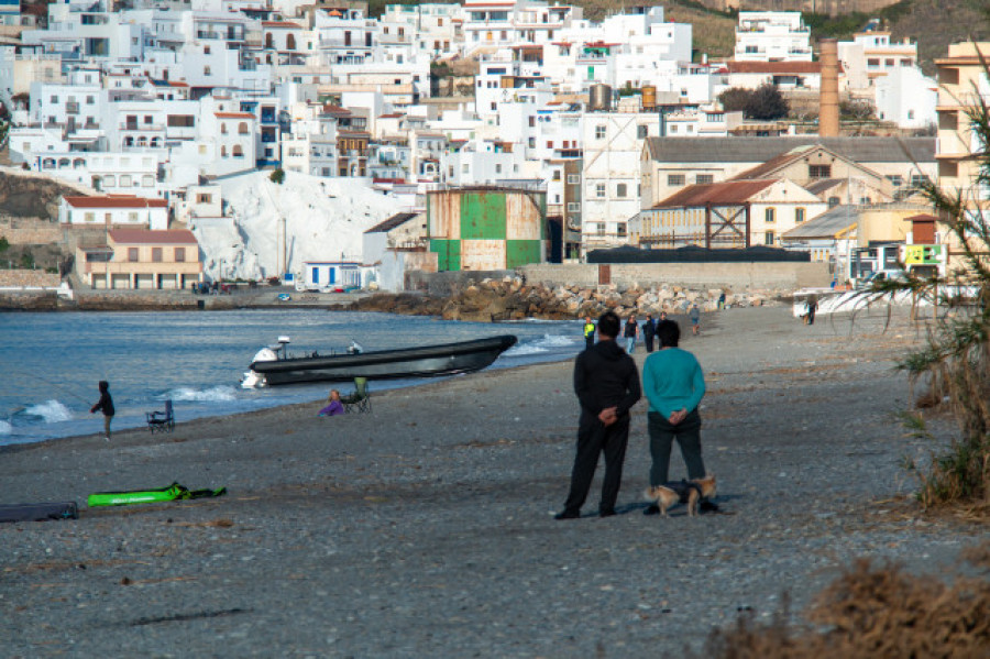 La Guardia Civil investiga la procedencia de una narcolancha varada en playa de Salobreña