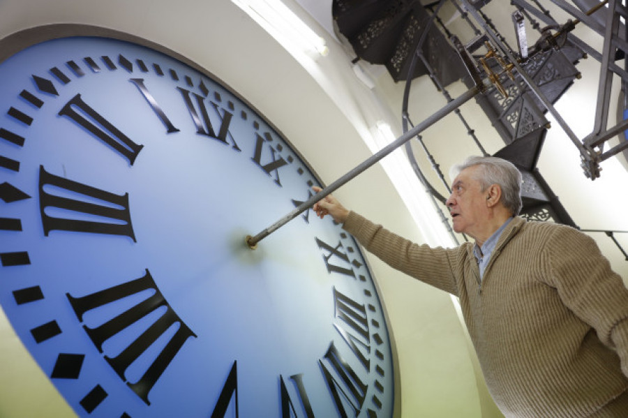 El reloj de la Puerta del Sol, a punto para las campanadas de Nochevieja