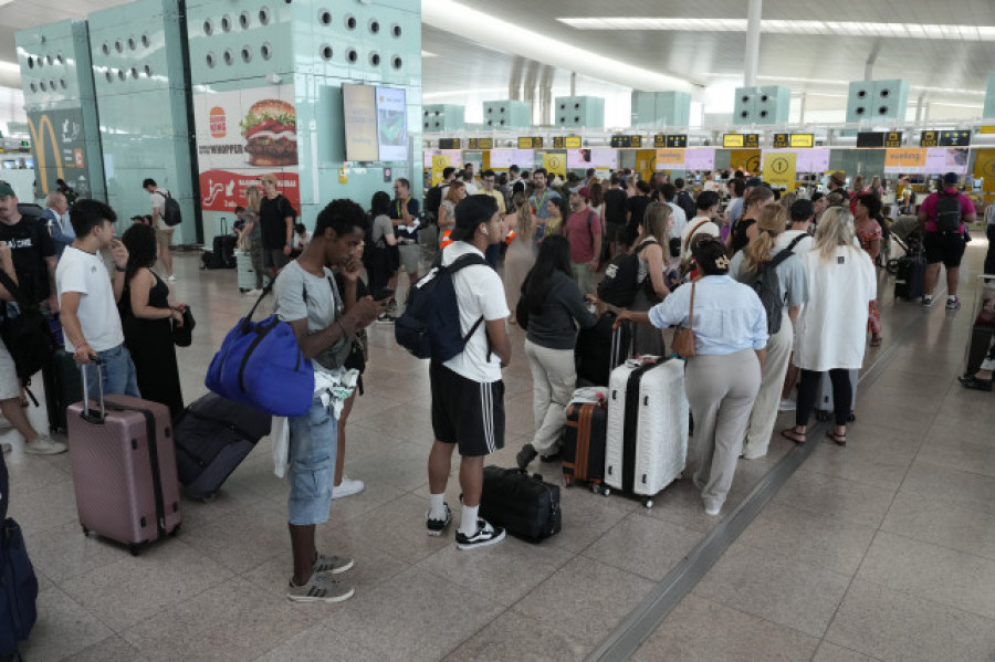 Detenido un hombre de 74 años que dejó dos maletas con 50 kilos de marihuana en El Prat