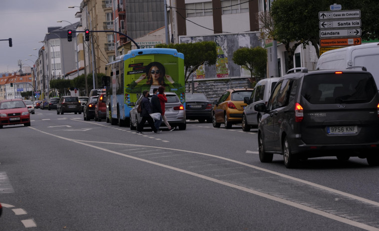 Un tramo de la Estrada de Castela se corta al tráfico por la San Silvestre de Narón