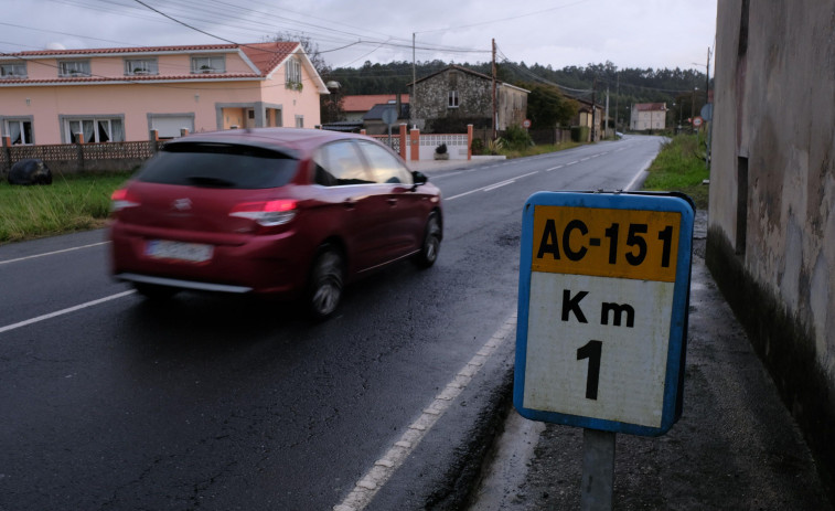 Aparece un coche accidentado sin conductor en Monfero