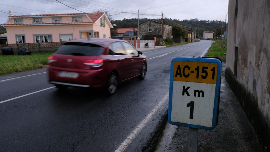 Aparece un coche accidentado sin conductor en Monfero