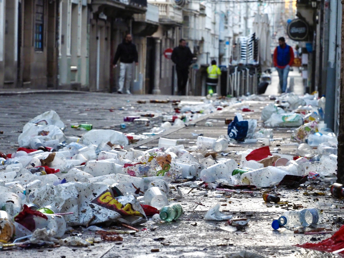 BASURA 1 ENERO AÑO NUEVO CALLE MAGDALENA FERROL JORGE MEIS (3)