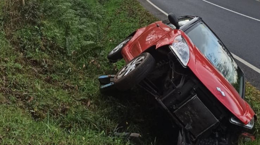 Herido de gravedad el conductor de un vehículo accidentado en Pontedeume