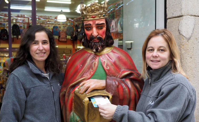 El rey mago más famoso de Ferrol espera las cartas infantiles desde hace décadas en la Papelera Ferrolana