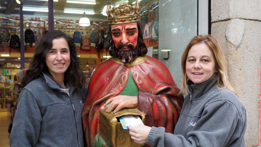 El rey mago más famoso de Ferrol espera las cartas infantiles desde hace décadas en la Papelera Ferrolana