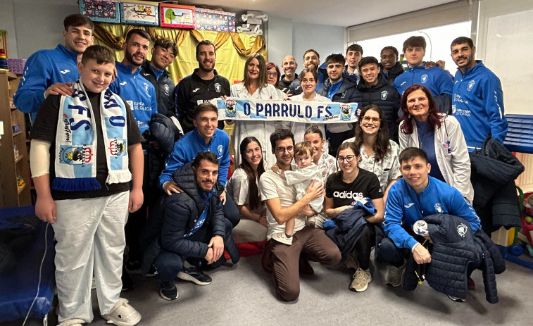 Los niños del aula pediátrica reciben la visita de los jugadores de O Parrulo Ferrol