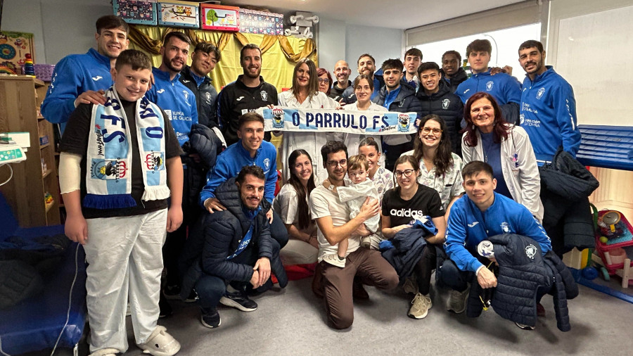 Los niños del aula pediátrica reciben la visita de los jugadores de O Parrulo Ferrol